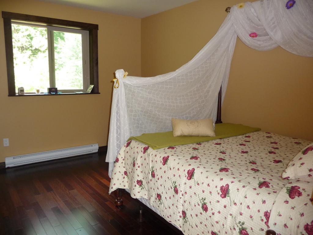 Davis Brook Retreat Bed and Breakfast Sechelt Exteriör bild
