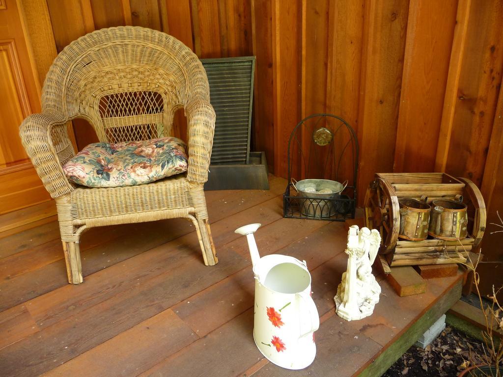 Davis Brook Retreat Bed and Breakfast Sechelt Exteriör bild