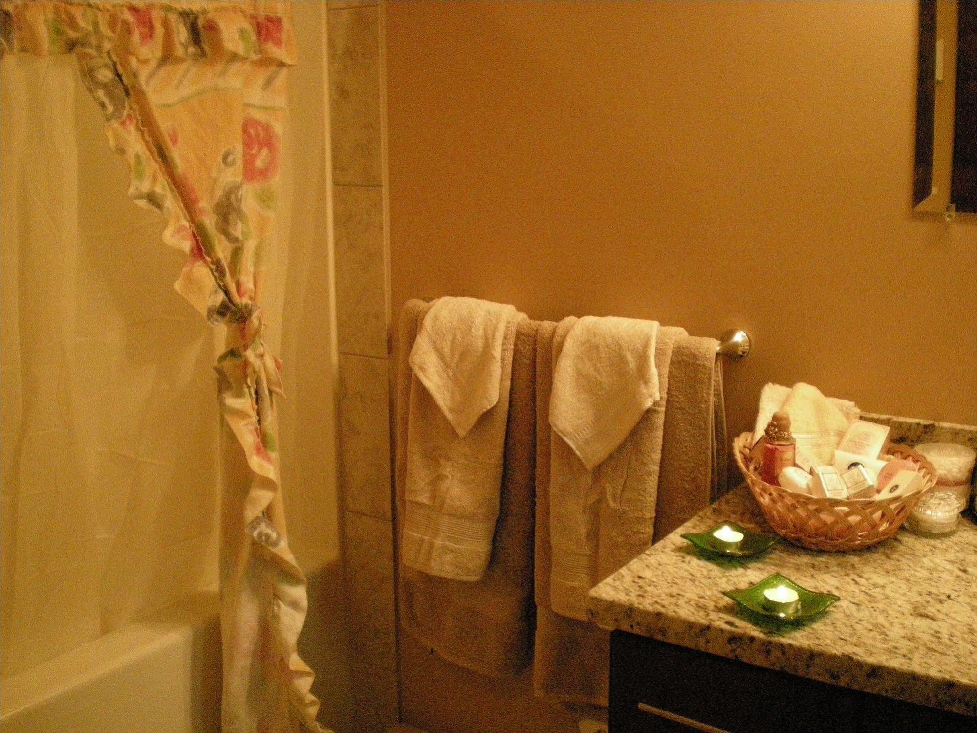 Davis Brook Retreat Bed and Breakfast Sechelt Exteriör bild